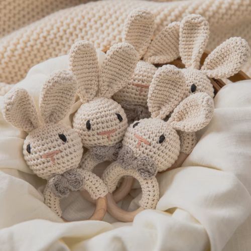 Hochet-en-bois-bébé
