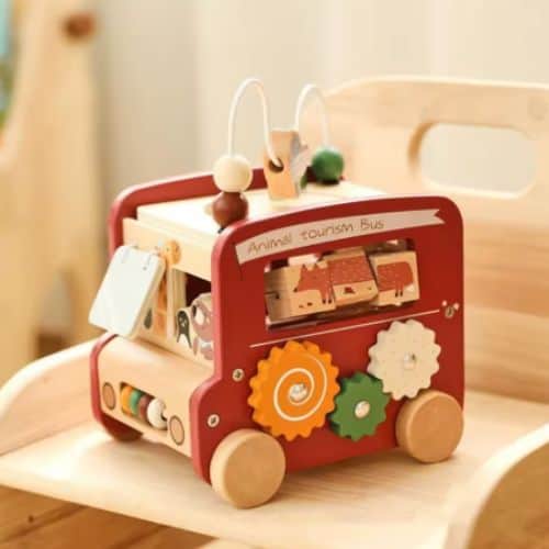 Jouet en bois rouge