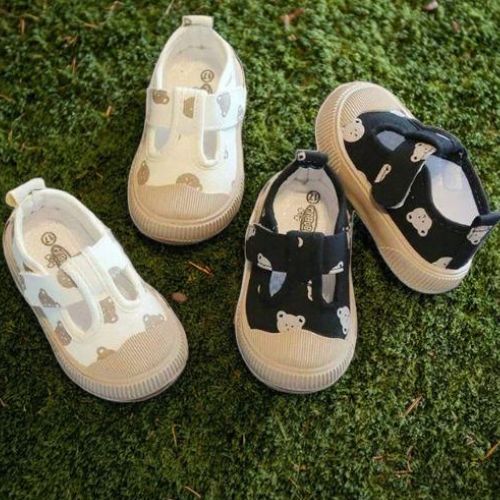 Chaussure-bébé-gazon