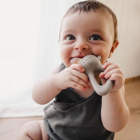 Grignoteuse bebe souriant