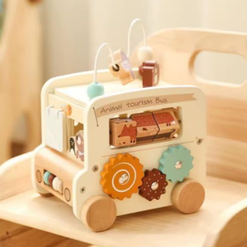 Jouets en bois beige
