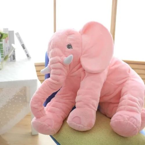 Peluche-elephant-rose-jouer